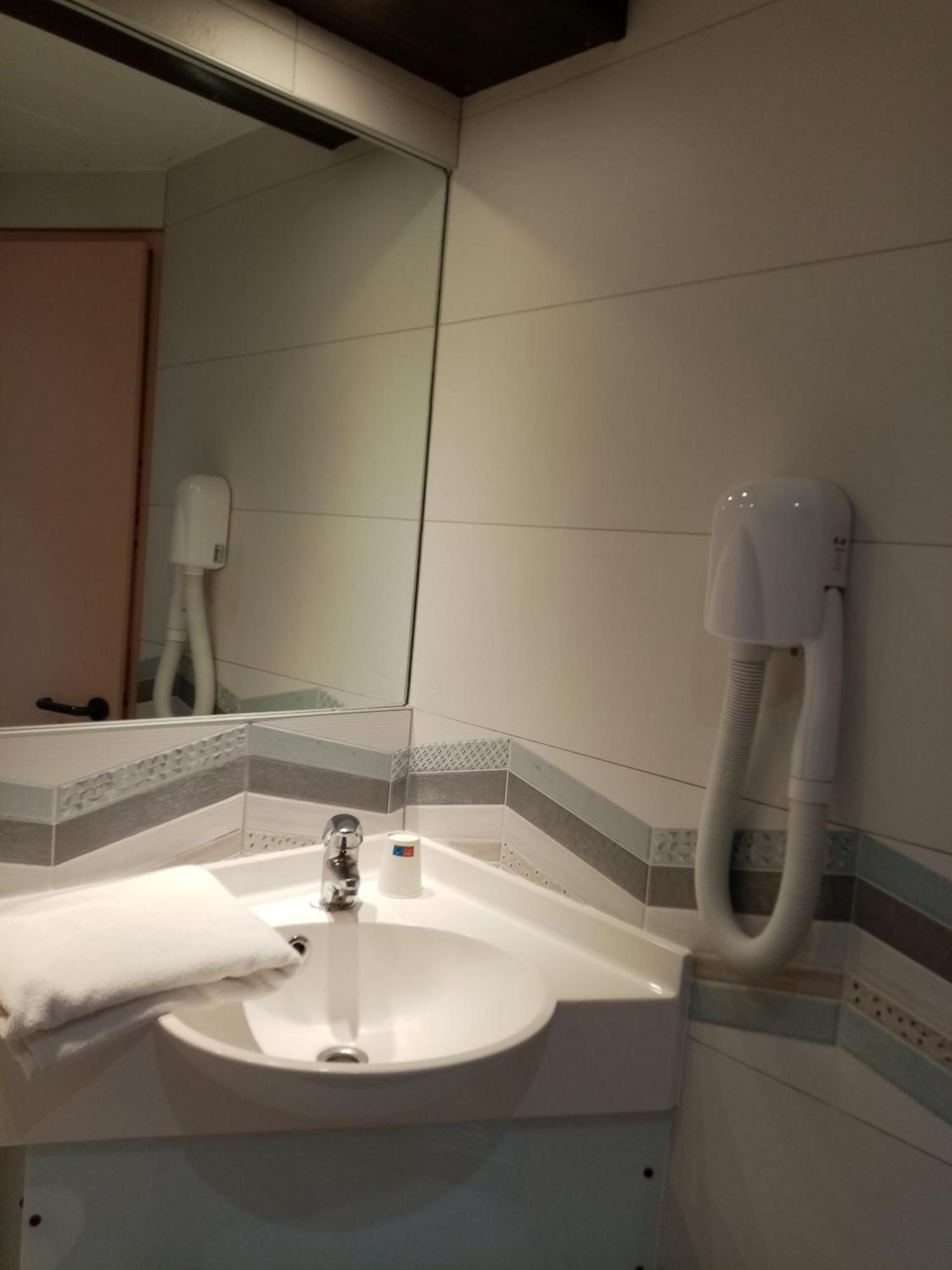 Brit Hotel St-Quentin/Nord Fayet  Dış mekan fotoğraf
